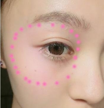 日系烟熏妆化妆第二步:腮红刷眼窝
