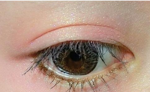 日系烟熏妆化妆第三步:眼影晕染