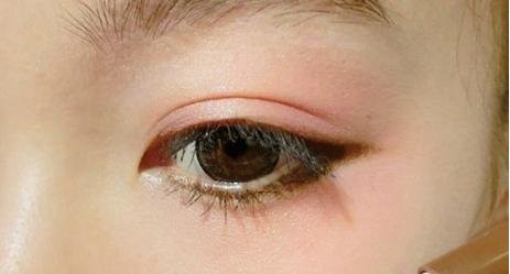 日系烟熏妆化妆第四步:画眼线