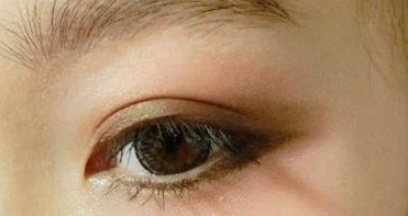 日系烟熏妆化妆第五步:加深眼影