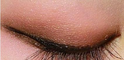 日系烟熏妆化妆第六步:加深眼线