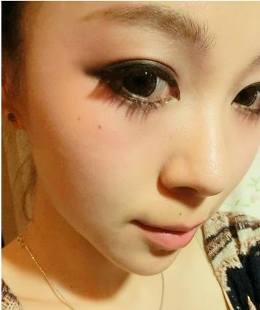 日系烟熏妆化妆第七步:黏假睫毛