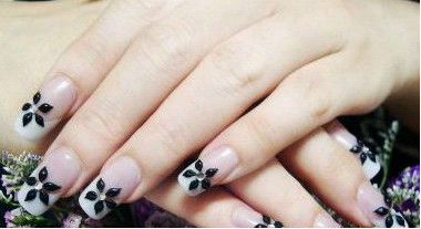 纯白的经典法式美甲搭配立体花朵