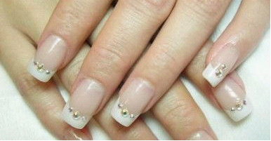 经典的法式美甲基础上,添加几颗金色水钻