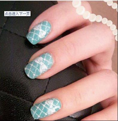 魅力蓝,穿插着白色花纹和蝴蝶结,看起来有一种小清新的感觉。